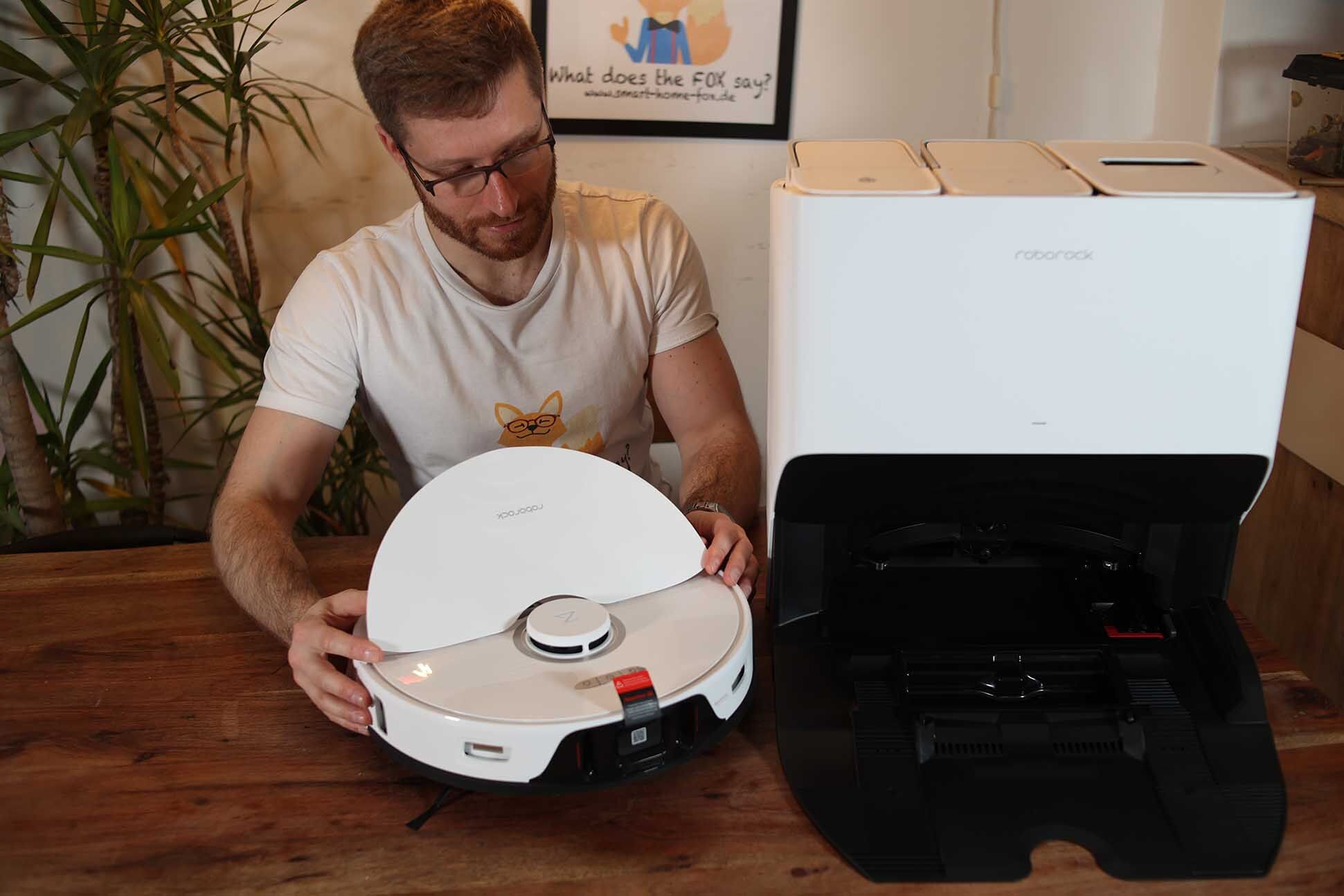 Roborock S8 Pro Ultra стоит на столе с открытой крышкой.